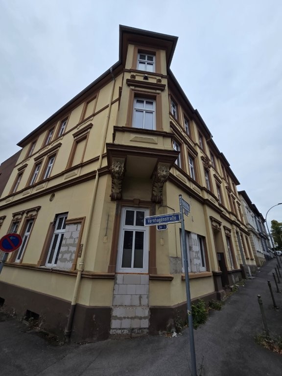 Eckansicht-des-Mehrfamilienhauses-in-Iserlohn-an-der-Varnhagenstrasse-mit-auffallendem-Eckerker-und-verzierten-Konsolen