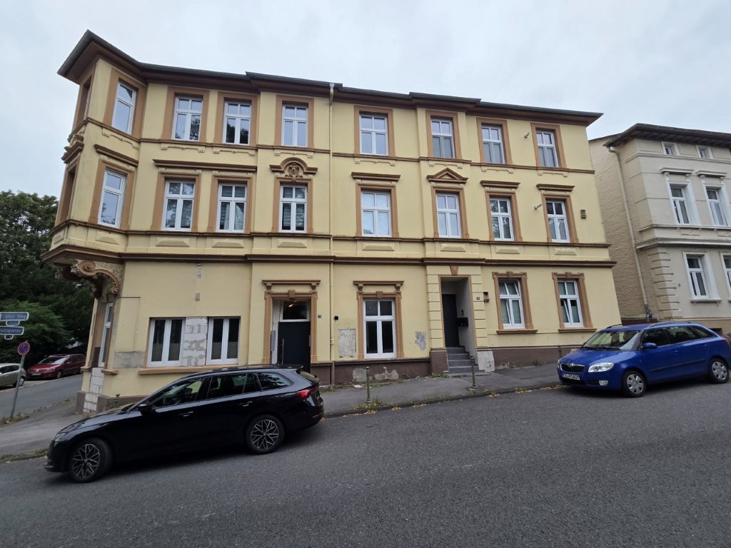 Gesamtansicht-der-Strassenfassade-des-Mehrfamilienhauses-vor-Beginn-der-Sanierungsarbeiten