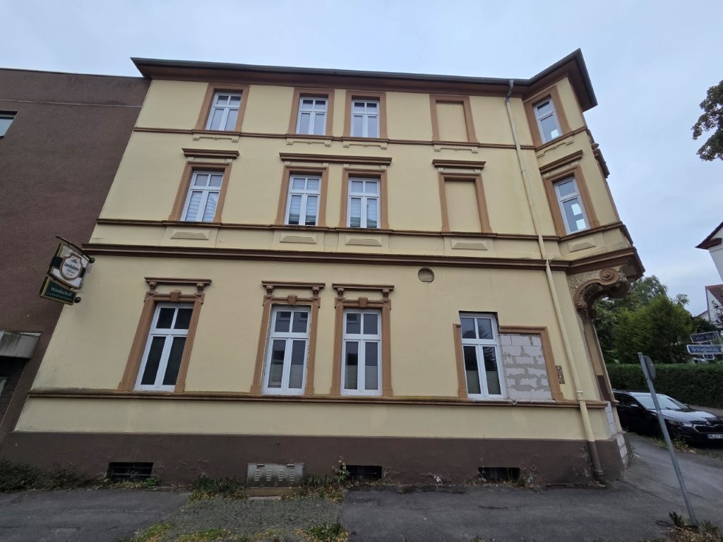 Seitenansicht-der-Fassade-mit-Blick-auf-die-Fensterachsen-und-die-verputzten-Blindfenster-Nischen