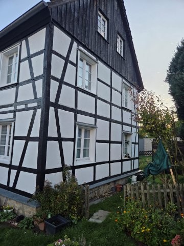 Seitenansicht des Fachwerk-Mehrfamilienhauses in Hemer mit gepflegten Gefachanschlüssen.