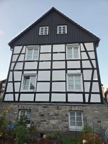 Frontale Giebelansicht des im Jahr 2019 sanierten Fachwerkhauses in Hemer nach der Inspektion.