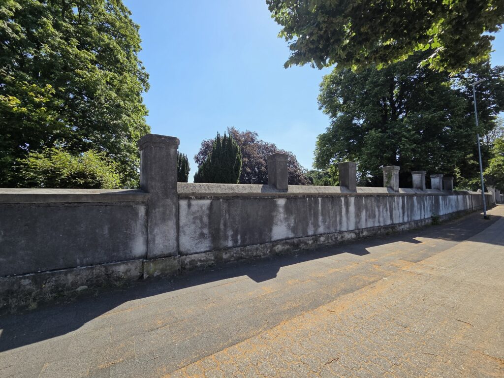 Abwechslungsreiche Architektur: Jeder Abschnitt der über 270 Meter langen Mauer stellt individuelle Anforderungen an den Schichtaufbau.