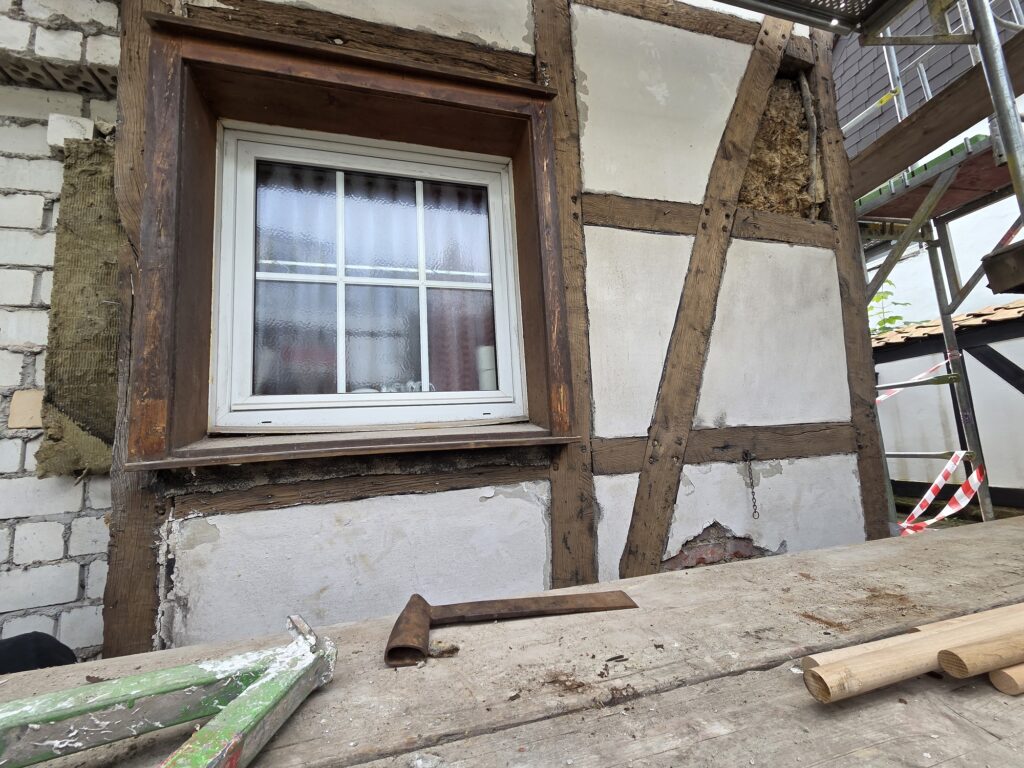 Bestandsaufnahme: Deutlich erkennbare Schäden am Holzwerk und den Gefachen erforderten ein behutsames und fachgerechtes Vorgehen.