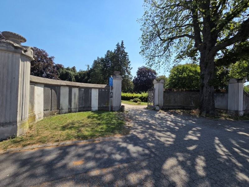 Ein Denkmal von beeindruckendem Ausmaß: Das historische Hauptportal mit seinen prächtigen Säulen und über 270 Meter geschwungener Mauerverlauf vor Beginn unserer Arbeiten.
