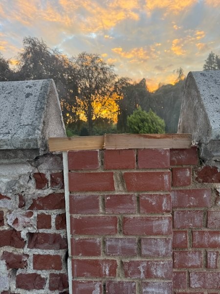 Handwerkliche Präzision: Der neu aufgemauerte Entspannungspfeiler fängt zukünftige Bauteilbewegungen sicher ab.